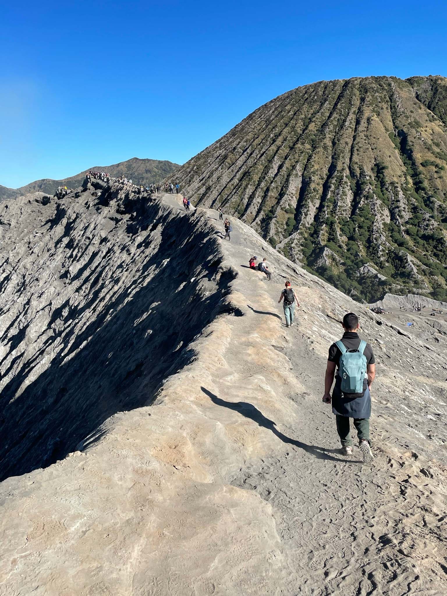 Fisioterapeuta de LSP haciendo senderismo en la cresta de un volcán